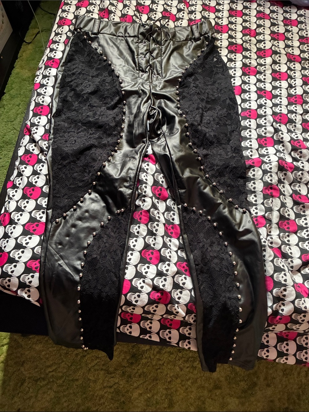 Shiny black lace leggings